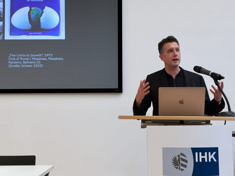 Thilo Schwer beim Vortrag auf der GfDg Jahrestagung zum Thema "Design für Spiel, Spaß, Spannung" in Nürnberg 2022
