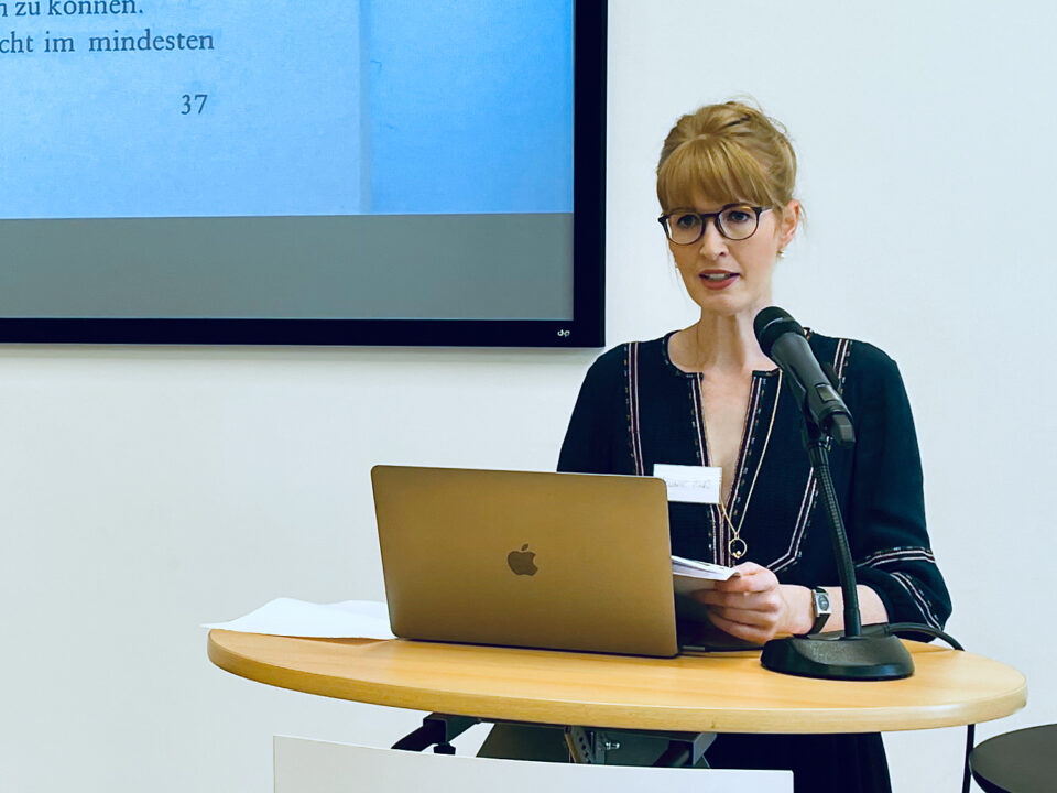 Melanie Kurz beim Vortrag auf der GfDg Jahrestagung zum Thema "Design für Spiel, Spaß, Spannung" in Nürnberg 2022