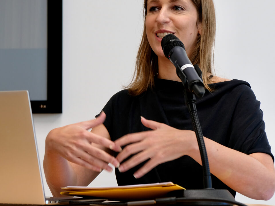 Pia Scharf beim Vortrag auf der GfDg Jahrestagung in Nürnberg 2022